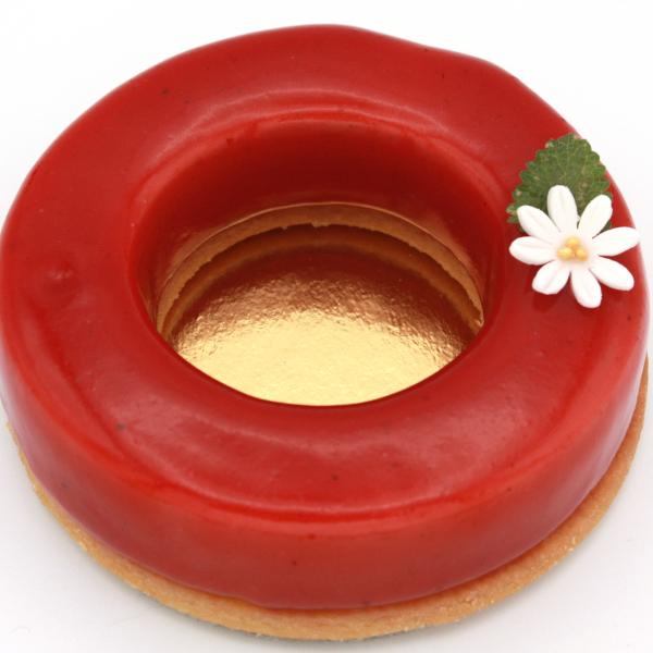 Erdbeermousse-Ring mit Crème Brûlée-Kern